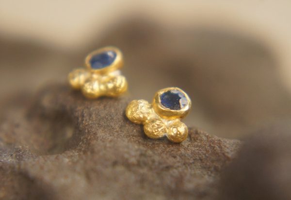 24k sapphire studs//24k gold earrings//24k gold blue sapphire//gold stud earrings//24k gold earrings//artisan 24k studs//boho artisan studs