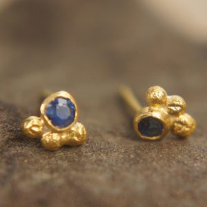 24k sapphire studs//24k gold earrings//24k gold blue sapphire//gold stud earrings//24k gold earrings//artisan 24k studs//boho artisan studs