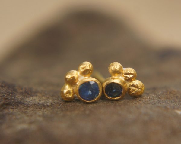 24k sapphire studs//24k gold earrings//24k gold blue sapphire//gold stud earrings//24k gold earrings//artisan 24k studs//boho artisan studs