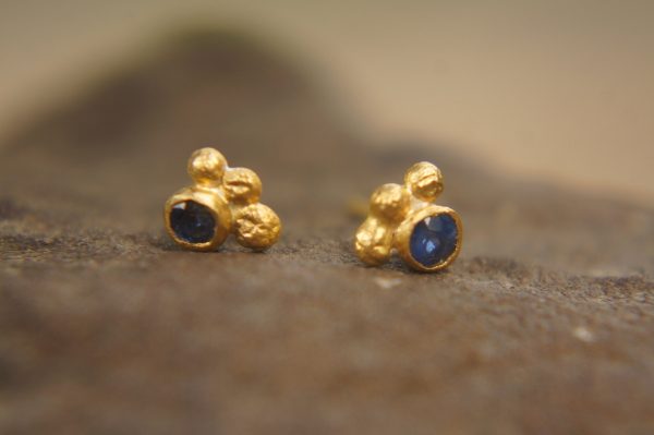 24k sapphire studs//24k gold earrings//24k gold blue sapphire//gold stud earrings//24k gold earrings//artisan 24k studs//boho artisan studs