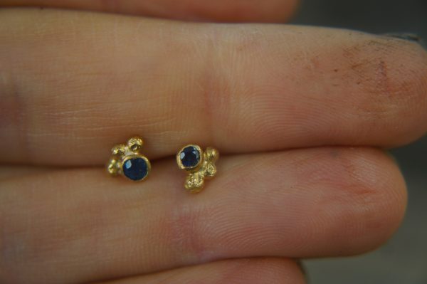 24k sapphire studs//24k gold earrings//24k gold blue sapphire//gold stud earrings//24k gold earrings//artisan 24k studs//boho artisan studs
