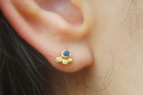 24k sapphire studs//24k gold earrings//24k gold blue sapphire//gold stud earrings//24k gold earrings//artisan 24k studs//boho artisan studs