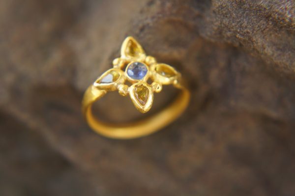 sapphire gold ring//artisan multi stone//yellow sapphire ring//blue sapphire gold ring//gold multi stone ring//24k gold ring