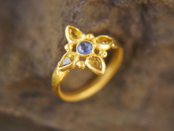 sapphire gold ring//artisan multi stone//yellow sapphire ring//blue sapphire gold ring//gold multi stone ring//24k gold ring