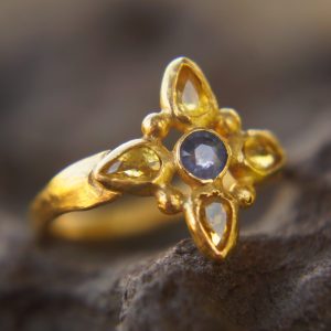 sapphire gold ring//artisan multi stone//yellow sapphire ring//blue sapphire gold ring//gold multi stone ring//24k gold ring