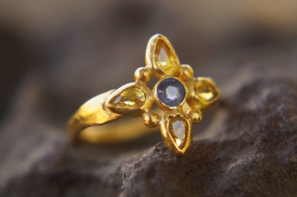 sapphire gold ring//artisan multi stone//yellow sapphire ring//blue sapphire gold ring//gold multi stone ring//24k gold ring