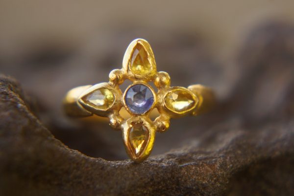 sapphire gold ring//artisan multi stone//yellow sapphire ring//blue sapphire gold ring//gold multi stone ring//24k gold ring