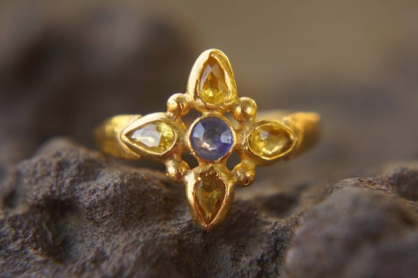 sapphire gold ring//artisan multi stone//yellow sapphire ring//blue sapphire gold ring//gold multi stone ring//24k gold ring