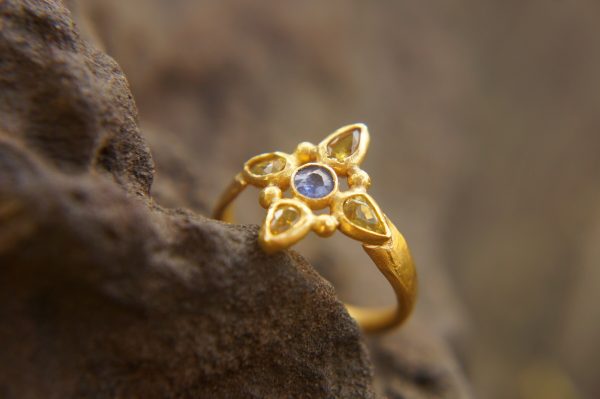 sapphire gold ring//artisan multi stone//yellow sapphire ring//blue sapphire gold ring//gold multi stone ring//24k gold ring