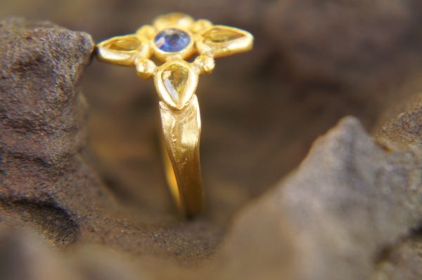 sapphire gold ring//artisan multi stone//yellow sapphire ring//blue sapphire gold ring//gold multi stone ring//24k gold ring