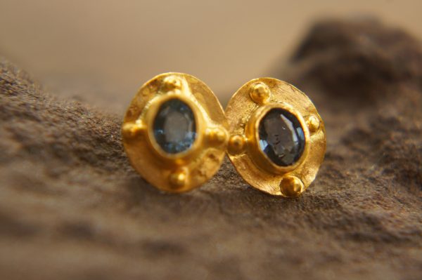 solid gold 24k//sapphire Studs//blue sapphire Earrings//24k gold earrings//dangle blue sapphire studs//artisan handmade 24k gold earrings