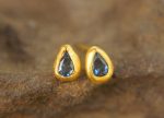 24k blue sapphire studs//24k gold earrings//24k gold drop sapphire//gold stud earrings//24k gold earrings//24k studs//boho artisan studs