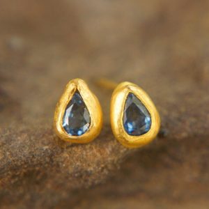 24k blue sapphire studs//24k gold earrings//24k gold drop sapphire//gold stud earrings//24k gold earrings//24k studs//boho artisan studs