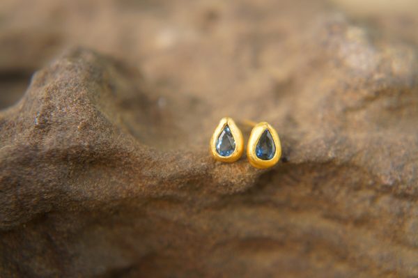 24k blue sapphire studs//24k gold earrings//24k gold drop sapphire//gold stud earrings//24k gold earrings//24k studs//boho artisan studs