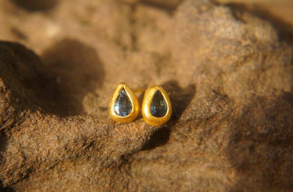 24k blue sapphire studs//24k gold earrings//24k gold drop sapphire//gold stud earrings//24k gold earrings//24k studs//boho artisan studs