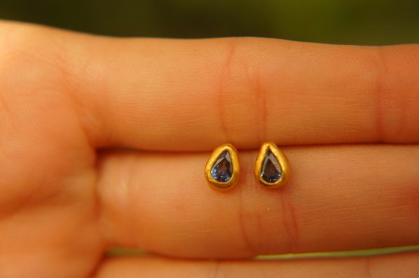 24k blue sapphire studs//24k gold earrings//24k gold drop sapphire//gold stud earrings//24k gold earrings//24k studs//boho artisan studs