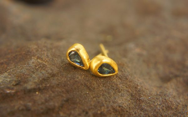 24k blue sapphire studs//24k gold earrings//24k gold drop sapphire//gold stud earrings//24k gold earrings//24k studs//boho artisan studs