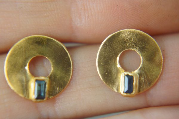 24k gold blue sapphire studs//gold disk sapphire Studs//sapphire Earrings//24k gold earrings//artisan handmade 24k gold earrings//24k gold
