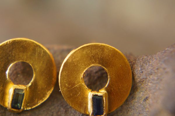 24k gold blue sapphire studs//gold disk sapphire Studs//sapphire Earrings//24k gold earrings//artisan handmade 24k gold earrings//24k gold