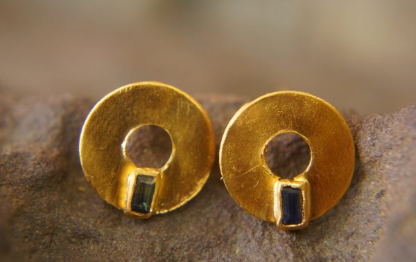 24k gold blue sapphire studs//gold disk sapphire Studs//sapphire Earrings//24k gold earrings//artisan handmade 24k gold earrings//24k gold