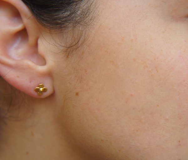 24k gold flower studs//classic gold studs//hammered gold studs//artisan gold studs//flower gold earrings//solid gold studs