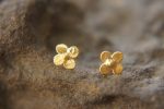 24k gold flower studs//classic gold studs//hammered gold studs//artisan gold studs//flower gold earrings//solid gold studs