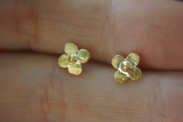 24k gold flower studs//classic gold studs//hammered gold studs//artisan gold studs//flower gold earrings//solid gold studs