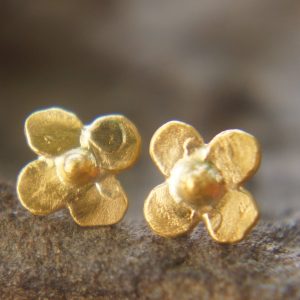 24k gold flower studs//classic gold studs//hammered gold studs//artisan gold studs//flower gold earrings//solid gold studs