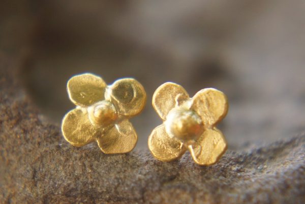 24k gold flower studs//classic gold studs//hammered gold studs//artisan gold studs//flower gold earrings//solid gold studs
