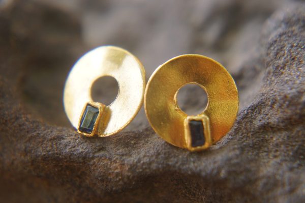 24k gold blue sapphire studs//gold disk sapphire Studs//sapphire Earrings//24k gold earrings//artisan handmade 24k gold earrings//24k gold