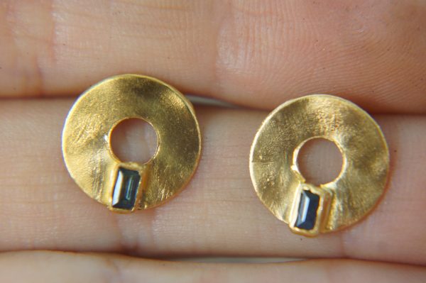 24k gold blue sapphire studs//gold disk sapphire Studs//sapphire Earrings//24k gold earrings//artisan handmade 24k gold earrings//24k gold