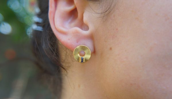 24k gold blue sapphire studs//gold disk sapphire Studs//sapphire Earrings//24k gold earrings//artisan handmade 24k gold earrings//24k gold