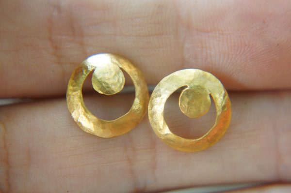 24k gold blue sapphire studs//gold disk sapphire Studs//sapphire Earrings//24k gold earrings//artisan handmade 24k gold earrings//24k gold
