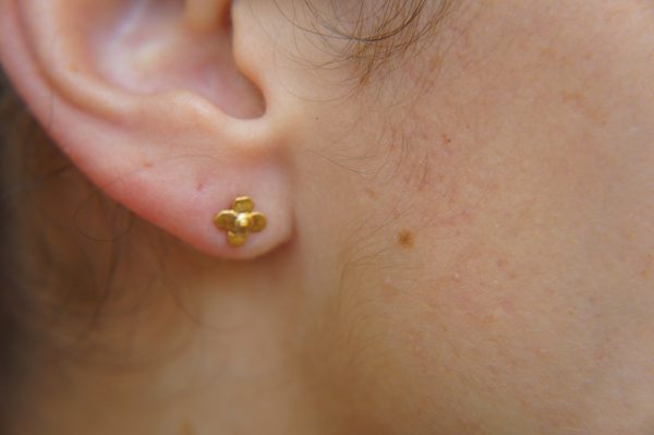 24k gold flower studs//classic gold studs//hammered gold studs//artisan gold studs//flower gold earrings//solid gold studs