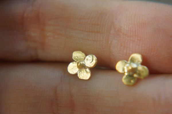 24k gold flower studs//classic gold studs//hammered gold studs//artisan gold studs//flower gold earrings//solid gold studs