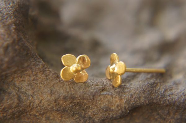 24k gold flower studs//classic gold studs//hammered gold studs//artisan gold studs//flower gold earrings//solid gold studs