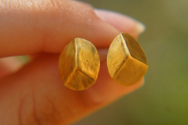 24k gold artisan studs//classic gold studs//hammered gold studs//artisan gold studs//hand made gold earrings//solid gold studs