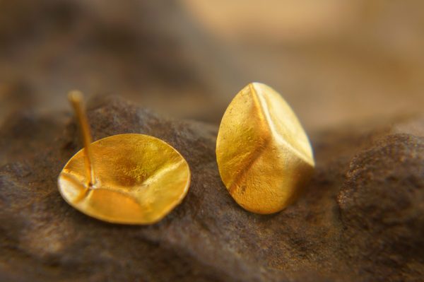 24k gold artisan studs//classic gold studs//hammered gold studs//artisan gold studs//hand made gold earrings//solid gold studs