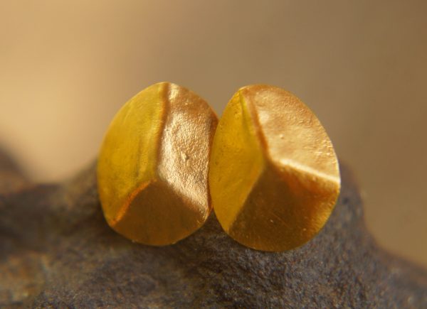 24k gold artisan studs//classic gold studs//hammered gold studs//artisan gold studs//hand made gold earrings//solid gold studs