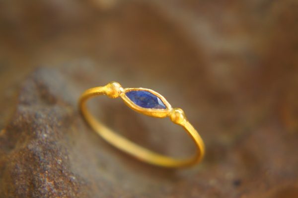 24k gold blue sapphire ring//artisan sapphire ring//blue sapphire 24k ring//24k gold hand made sapphire ring//artisan gold sapphire ring