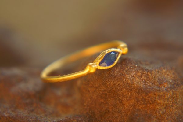 24k gold blue sapphire ring//artisan sapphire ring//blue sapphire 24k ring//24k gold hand made sapphire ring//artisan gold sapphire ring