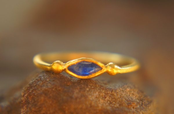 24k gold blue sapphire ring//artisan sapphire ring//blue sapphire 24k ring//24k gold hand made sapphire ring//artisan gold sapphire ring