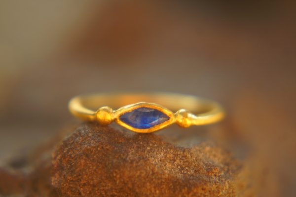 24k gold blue sapphire ring//artisan sapphire ring//blue sapphire 24k ring//24k gold hand made sapphire ring//artisan gold sapphire ring