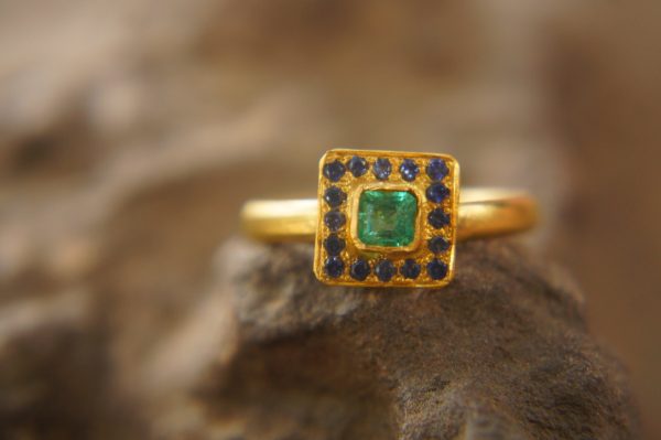 24k gold emerald and blue sapphire ring//multi stone gold ring//artisan 24k emerald and sapphire gold ring//24k emerald and sapphire ring