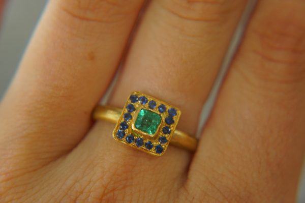 24k gold emerald and blue sapphire ring//multi stone gold ring//artisan 24k emerald and sapphire gold ring//24k emerald and sapphire ring