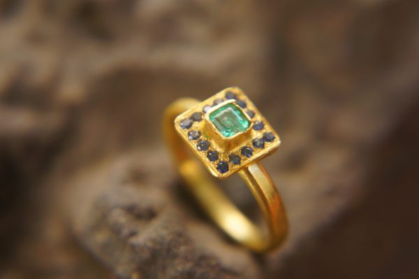 24k gold emerald and blue sapphire ring//multi stone gold ring//artisan 24k emerald and sapphire gold ring//24k emerald and sapphire ring