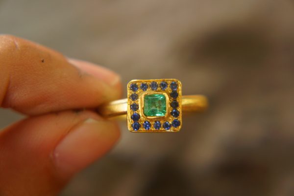 24k gold emerald and blue sapphire ring//multi stone gold ring//artisan 24k emerald and sapphire gold ring//24k emerald and sapphire ring