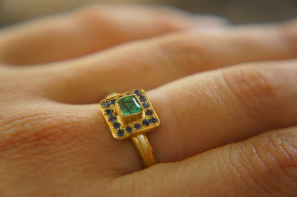 24k gold emerald and blue sapphire ring//multi stone gold ring//artisan 24k emerald and sapphire gold ring//24k emerald and sapphire ring