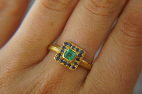 24k gold emerald and blue sapphire ring//multi stone gold ring//artisan 24k emerald and sapphire gold ring//24k emerald and sapphire ring