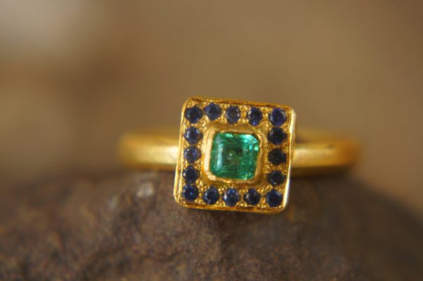 24k gold emerald and blue sapphire ring//multi stone gold ring//artisan 24k emerald and sapphire gold ring//24k emerald and sapphire ring